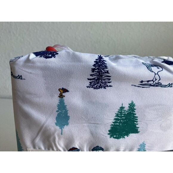 Peanuts Snoopy Charlie Brown Linus Skiing Holiday Christmas TWIN SIZE Sheet Set - Picture 9 of 15